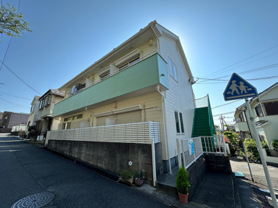 【外観】 | リヨンハイム百合丘 | 小田急線「百合ヶ丘」駅まで徒歩7分！お隣の「新百合ヶ丘」駅も徒歩10分！2駅利用可能で便利な立地の2階建てアパートです♪