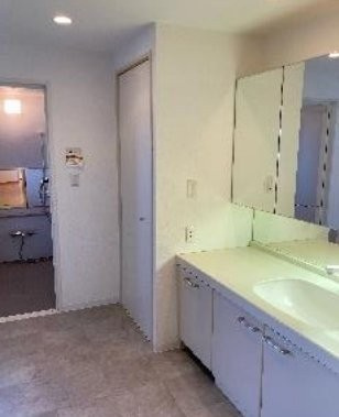 くずはタワーシティT棟の独立洗面台|3面鏡付き洗面化粧台
■物件内覧・資金計画相談・住宅ローン相談、リフォーム相談、お問合せ受付中■
※当日・翌日のご内覧、ご相談はお電話でのお問合せがスムーズです！