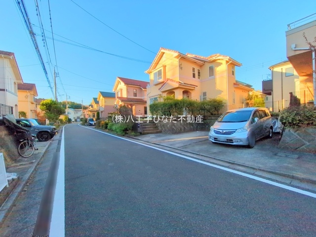 祝　成約済み　八王子市　館町　中古戸建の前面道路含む現地写真|東側道路は約5mなので駐車もしやすいですね。～仲介手数料無料☆八王子ひなた不動産～八王子市館町　中古戸建