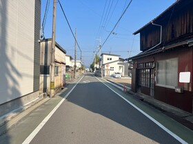 売土地の前面道路含む現地写真
