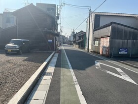 売土地の前面道路含む現地写真