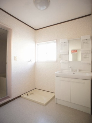 【洗面所】 | アレストカネコ1棟 | 洗髪洗面化粧台と洗濯機置き場があります♪