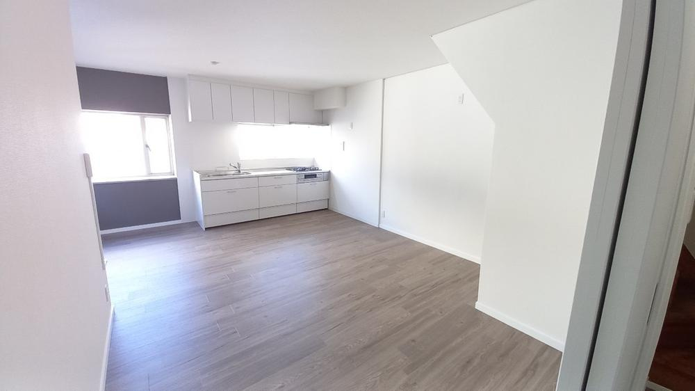 岡山5丁目　中古一戸建ての居間・リビング|LDK13.0帖　リフォーム
■物件内覧・資金計画相談・住宅ローン相談、リフォーム相談、お問合せ受付中■
※当日・翌日のご内覧、ご相談はお電話でのお問合せがスムーズです！