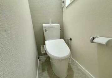岡山5丁目　中古一戸建てのトイレ|トイレ　温水洗浄便座
■物件内覧・資金計画相談・住宅ローン相談、リフォーム相談、お問合せ受付中■
※当日・翌日のご内覧、ご相談はお電話でのお問合せがスムーズです！