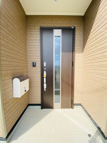 クレイドルガーデン／東区山ノ神第３／2号棟のエントランス|明るい印象の玄関。雨の日でも濡れずに宅配の荷物が受け取れます。
