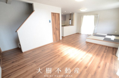 【居間・リビング】 | 綾瀬市大上8丁目　新築戸建て　全4棟【仲介手数料無料】 | 【仲介手数料無料でご紹介可能です】大樹不動産