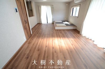【居間・リビング】 | 綾瀬市大上8丁目　新築戸建て　全4棟【仲介手数料無料】 | □■当社なら諸費用を最大限削減できます■□
