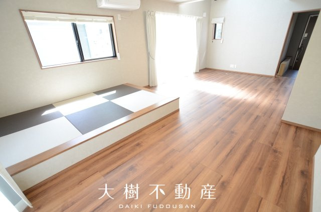 【居間・リビング】 | 綾瀬市大上8丁目　新築戸建て　全4棟【仲介手数料無料】 | 宅地建物取引士による不動産のご説明・現地のご案内、住宅金融普及協会住宅ローンアドバイザーが住宅ローンのアドバイスから融資実行までのお手伝いをしっかりサポートします♪