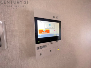 訪問者が来たときにテレビ画面で確認できるため、安心してドアを開けられます。録画機能があるものもあり、留守中に来訪者を記録しておくことができます。利便性が高く、セキュリティ面でも安心です。
