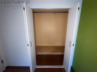 衣類やアクセサリー、小物類の収納が便利で整理整頓がしやすく、部屋の美観を保ちつつ、スペースを最大限に活用できます。衣服のしわやダメージを防ぎ、長持ちさせることができます。
