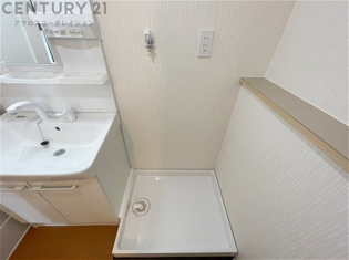 洗濯物の仕分け作業がしやすく、整理整頓が容易になります。洗濯音や湿気を他の部屋に持ち込まず、生活環境を快適に保ちます。上部を活用すれば収納スペースを確保でき洗剤や洗濯用品の整理もしやすくなります。
