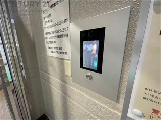 オートロック式エントランスは他の住民や外部の人間が簡単に出入りできないため、個々の住戸が安全に保たれます。同時に、訪問者が来訪する場合にはインターホン等で確認することができ、不要な来客を遮断できます。