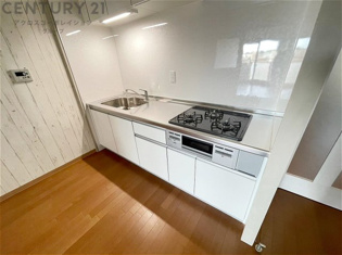 壁付けシステムキッチンはスペースの最大限の有効活用が可能で、動線がスムーズになり調理や準備が快適で効率的に行えます。収納スペースや吊り戸棚が設けられ、調理器具や食器類をスマートに収納できます。
