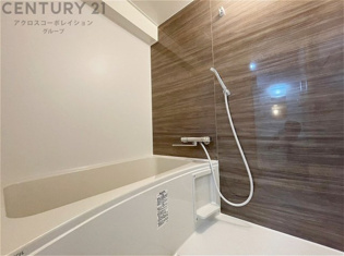 ユニットバスは省スペースでありながら、シンプルな設計と使いやすさを備え、簡便なメンテナンスが可能です。またミラー・小物置き場もあり便利です。
