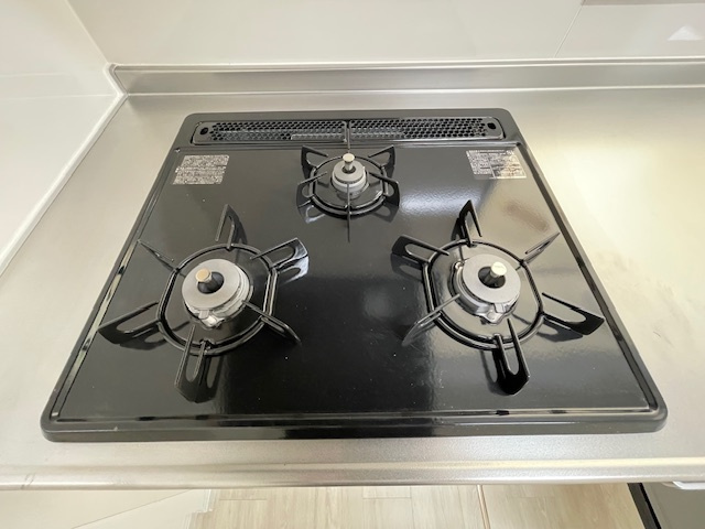 【キッチン】 | 成田市寺台　中古戸建て | 3口ガスコンロ