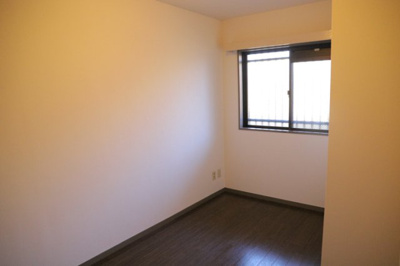 【洋室】 | ライオンズマンション本厚木第２ | 洋室のメリットは重い家具が置きやすく、身の回りが整理しやすいことです。 床がフローリングのため畳とは異なり凹みにくいです。 クローゼットなど収納が豊富で、普段使わない旅行カバンや服の整頓も簡単にです。