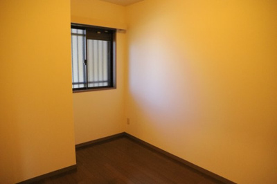 【寝室】 | ライオンズマンション本厚木第２ | 寝室でゆっくりと過ごすためにはベッド周りの適度な空間を担保することや窓の位置、照明の明るさ、寝室の広さなどを考える必要があります。自身や家族の構成とライフスタイルに併せて寝室にする部屋を選びましょう！