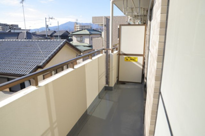 【バルコニー】 | ライオンズマンション本厚木第２ | バルコニーは、室外の専用スペースのうち、「屋根がなく開放された空間」であるものを指します。ベランダより広いタイプのものが多く、日当たりもよいため家庭菜園などを楽しみたい人にとって適した環境となります。