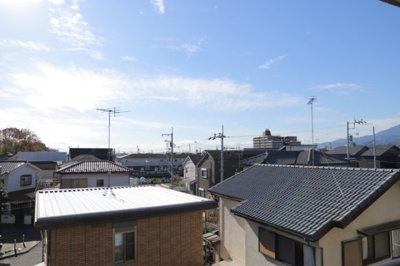 【展望】 | ライオンズマンション本厚木第２ | 眺望の良さを楽しめるダイニングキッチンで家族団らんの時間を過ごしてはいかがでしょうか。バルコニーから見える景色を家族で眺める時間は、時間が経つのを忘れてしまいそうですね。是非、現地を見に行きましょう！