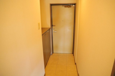 【玄関】 | ライオンズマンション本厚木第２ | 玄関は家の顔でもあり、家族以外の目にも止まる場所です。玄関は外との間を仕切る扉、靴などをしまっておく収納スペース、靴脱ぎのたたきスペース、来客とのやり取りをするドアホンなど複数のアイテムからなります。