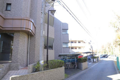 【現況写真】 | ライオンズマンション本厚木第２ | 外観はマンション管理がされているかの目安になります。築年数が古いと、壁面は劣化してひび割れが生じることも！建物が古びていても細かいところが修繕されていると、きちんと管理されているなぁと感じるでしょう。