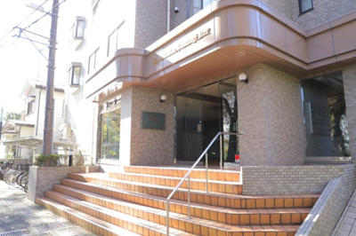 【エントランス】 | ライオンズマンション本厚木第２ | マンションのエントランスには、もともと風よけや防犯の役割がありますが、マンションによって宅配ボックスなどの設備が備わっている所もあります。日々の生活をイメージしながら生活しやすさをチェックしましょう。