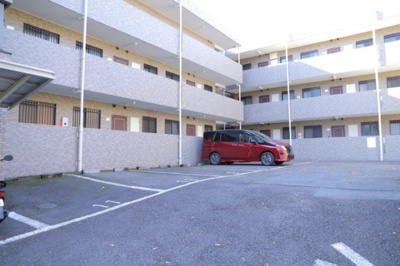 【駐車場】 | ライオンズマンション本厚木第２ | 車一台あたりに必要なスペースは、標準サイズの普通自動車で横幅2m50cm、長さ5mは必要になります。ただし、乗降のことも考慮して横幅3m30cm、長さ5m50cmほどは確保できるところを選びましょう。