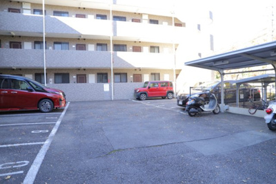 【駐車場】 | ライオンズマンション本厚木第２ | 駐車場と明記されていても、最小スペースでつくられた駐車場だと大型車は駐車できなかったり、出入りしにくくなったりする可能性があります。お車のサイズと購入したい物件の駐車場のサイズを現地で確認しましょう。