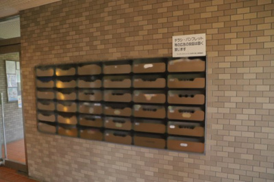 【設備】 | ライオンズマンション本厚木第２ | エントランス付近に設置されている集合ポストは、住んでいる部屋と離れているため、ポストをあさるなど誰かに何かされていても被害に気づきにくいです。入居する時には他人に特定されにくい番号で鍵をかけましょう！