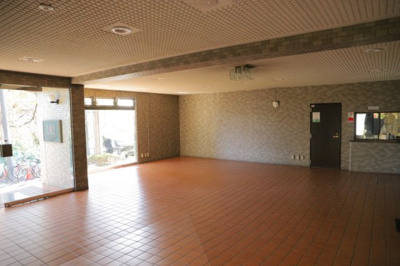 【ロビー】 | ライオンズマンション本厚木第２ | ロビーというと、エントランスと何がちがうの？と思いますよね。実はロビーとエントランスには明確な決まりはありません。物件によっては、エントランスを入って広がるある程度の広さのある空間がロビーとなります。