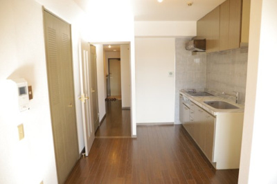 【キッチン】 | ライオンズマンション本厚木第２ | L型アイランドタイプは、キッチンからダイニングにもリビングにも目が行き届くので、とても使いやすい配置です。L字型独立タイプは、キッチンを独立させてるためLDKというよりもLDといった様なイメージです。