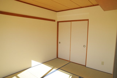 【子供部屋】 | ライオンズマンション本厚木第２ | 子供が何人でも年齢によっては、受験時にしっかり壁のある個室があった方が良い場合もあります。難しい問題ですが、兄弟の人数や、性別や年齢差によって状況が異なりますので、数年後のこともしっかり考えましょう。