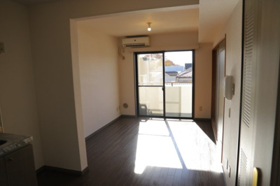 【居間・リビング】 | ライオンズマンション本厚木第２ | リビングの間取りの種類は大きくわけてリビングとダイニングが別になっているタイプ、リビングダイニング一体型です。どちらも一長一短ですので、家を選ぶ時はその両面をチェックして決めるようにしましょう。
