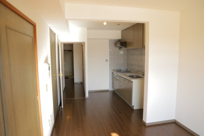 【居間・リビング】 | ライオンズマンション本厚木第２ | 直線タイプはLとDKを一直線に並べた形で対面キッチンのタイプです。一般的なのでよく見かけるかもしれません。直線タイプに似た直接アイランドタイプは、キッチンとダイニングの間に壁がない分広く感じられます。