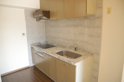 【キッチン】 | ライオンズマンション本厚木第２ | 標準的なシステムキッチンの横幅は、165cm～300cm程度です。2100・2400・2550・2700などミリ単位で表記されます。普段どのように料理をするのかを想定しながら合ったサイズを選びましょう