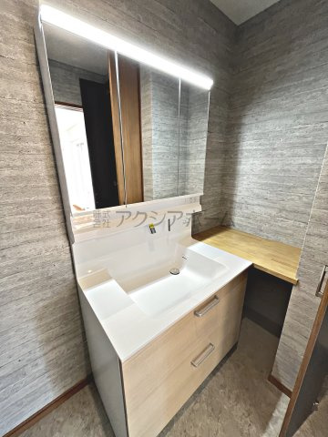 入間市扇町屋2丁目・全3棟　新築未入居一戸建　A号棟　の独立洗面台|三面鏡の洗面化粧台です。サイドにカウンター付♪