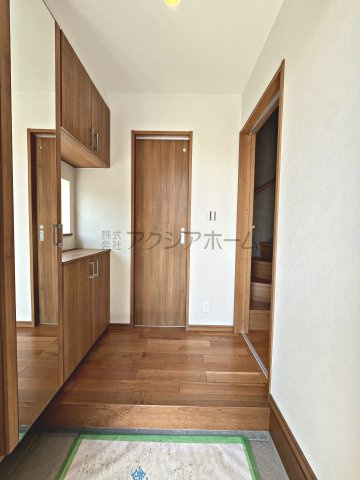 入間市扇町屋2丁目・全3棟　新築一戸建　A号棟　の玄関|玄関には大容量のシューズボックスがございます。ミラー付きなので、身だしなみの最終チェックも玄関でサクッとできますね！
