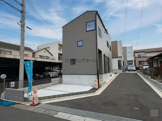 入間市扇町屋2丁目・全3棟　新築未入居一戸建　A号棟　の前面道路含む現地写真|前面道路は車通りが少なく、駐車が苦手な方も安心してゆっくり停めることができます。