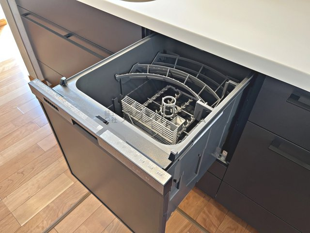 入間市扇町屋2丁目・全3棟　新築一戸建　A号棟　のキッチン|＜食洗機＞手洗いよりも時間の節約が出来るので子育てや家事で忙しい方の味方です。