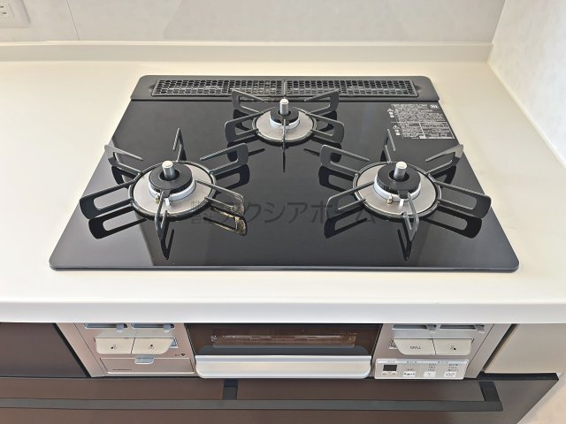入間市扇町屋2丁目・全3棟　新築一戸建　A号棟　のキッチン|お料理の効率があがる3口ガスコンロ