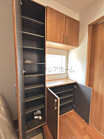 入間市扇町屋2丁目・全3棟　新築一戸建　A号棟　の玄関|ご家族分の靴がスッキリしまえる大容量シューズボックス