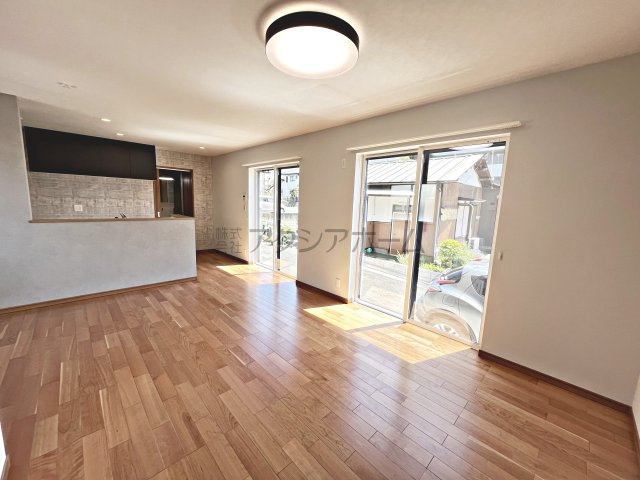 入間市扇町屋2丁目・全3棟　新築未入居一戸建　A号棟　の居間・リビング|LDK 16.75帖　陽光と風が舞い込む開放的なLDKには自然と家族みんなが集まってきますね。