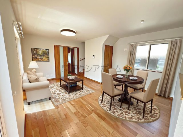 入間市扇町屋2丁目・全3棟　新築一戸建　A号棟　の内装|家族みんなが爽やかに健やかに過ごせるように、光をたっぷり取り込んだリビングダイニング。（家具はCG画像での表示になります）