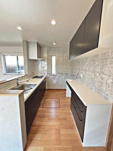 入間市扇町屋2丁目・全3棟　新築未入居一戸建　A号棟　のキッチン|キッチンカップボード付きで機能性と収納力を兼ね備えた快適な空間