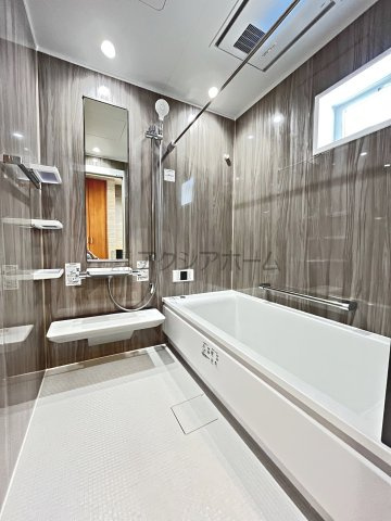 入間市扇町屋2丁目・全3棟　新築一戸建　A号棟　の浴室|浴室には浴室換気乾燥暖房機を設けております。物干し竿があり、花粉や紫外線が強い季節や梅雨の時期や寒い冬でも1年中活躍する便利なアイテムです。