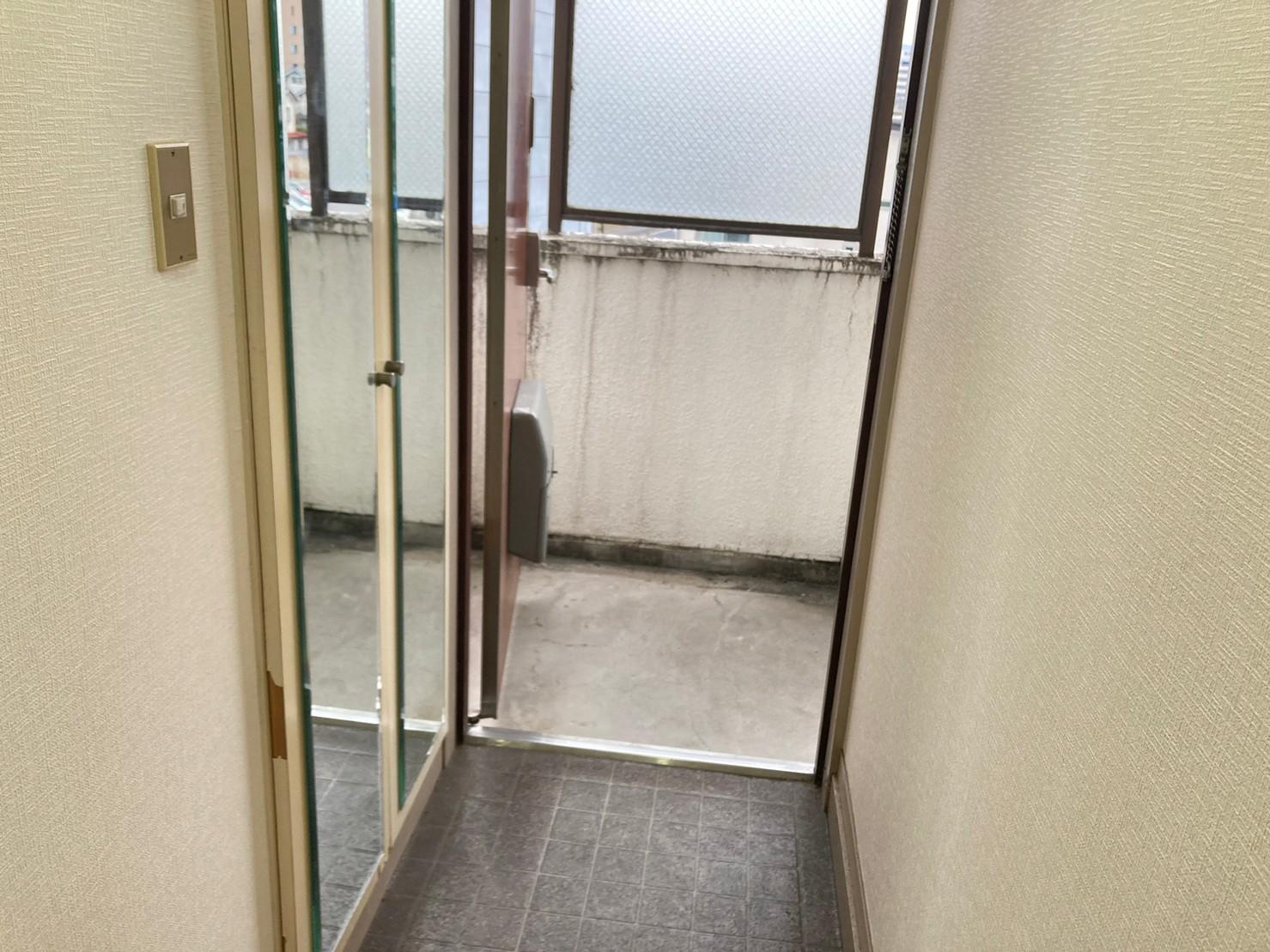 山田ビルの玄関|現状優先となります