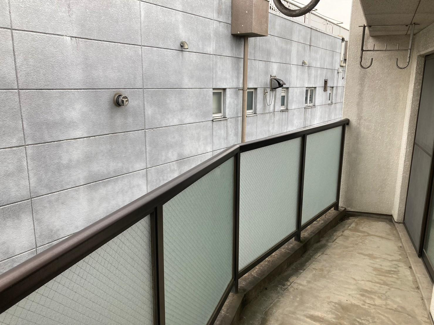 山田ビルのバルコニー|現状優先となります