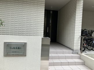 【エントランス】 | 少し奥まったエントランスなので人目も気になりづらいですよ