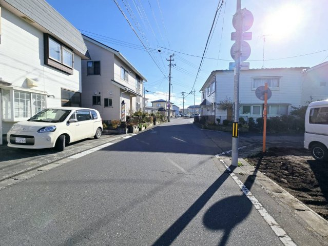 八戸市湊高台6丁目10-10（A棟）の前面道路含む現地写真
