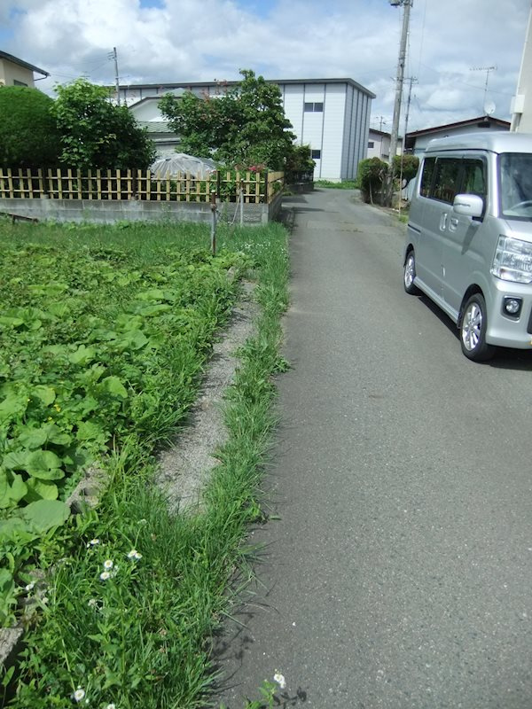 【商談中】花巻市石神町　土地の前面道路含む現地写真|道路幅4ｍ